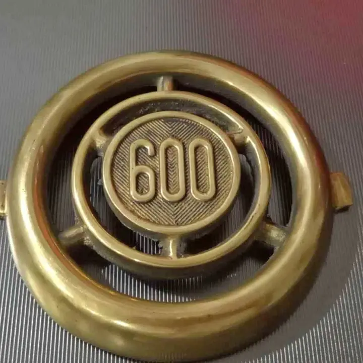 Fiat 600 Fiat 600 D insignia parrilla bronce