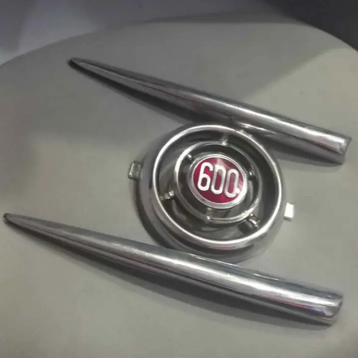 Fiat 600 D insignia central y bigotes grandes