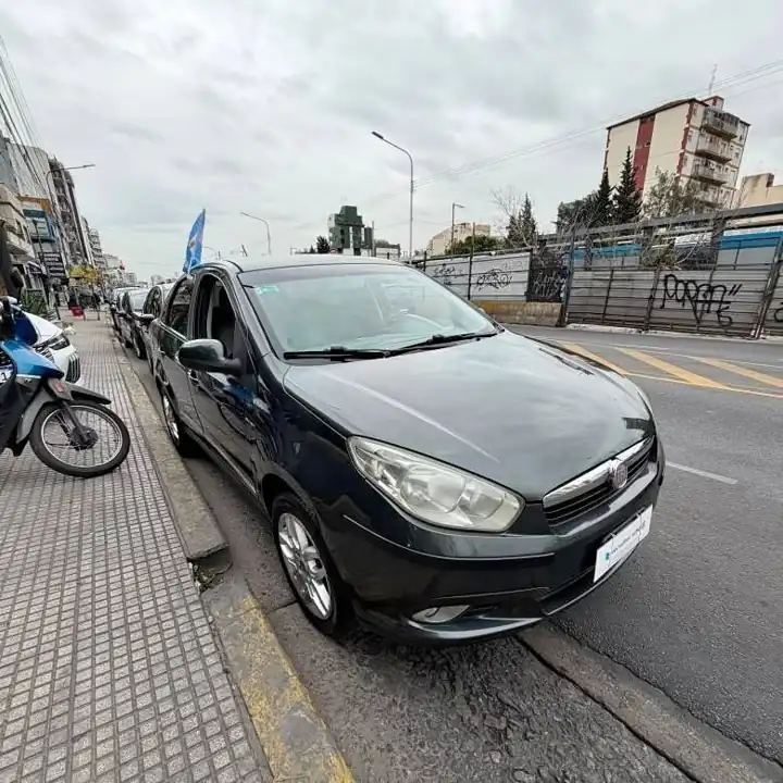 Grand siena essence 1.6 16V vendo pocos KM