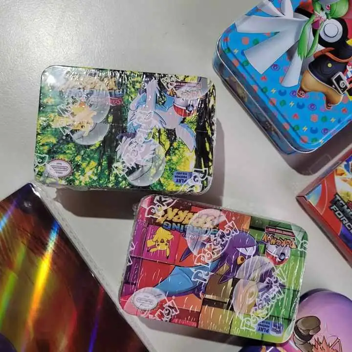Baja tipo lata de pokemon con 40 cartas y 2 especiales