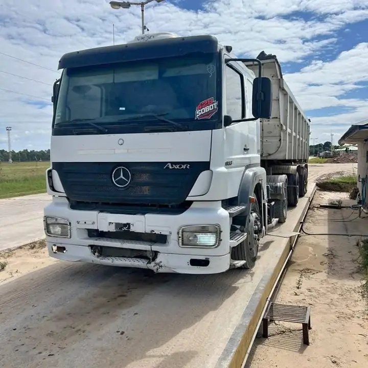 2011 Mercedes Benz axor 1933