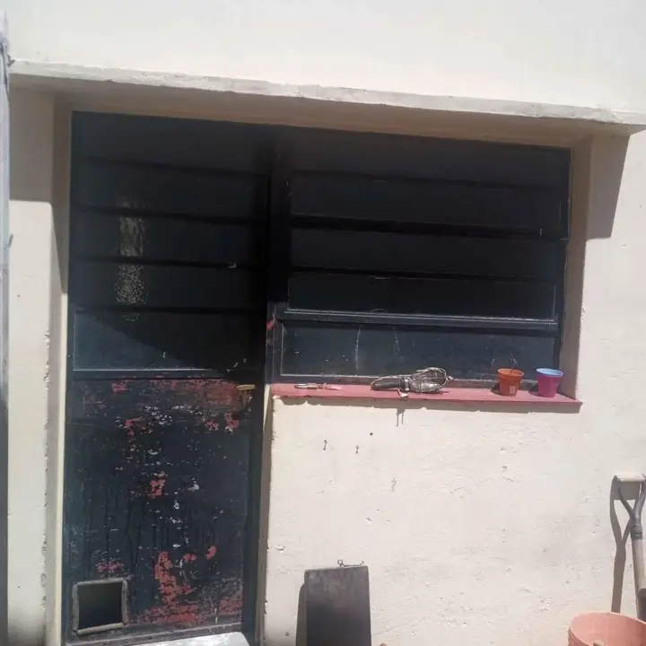 Puerta y 2 ventanas antiguas