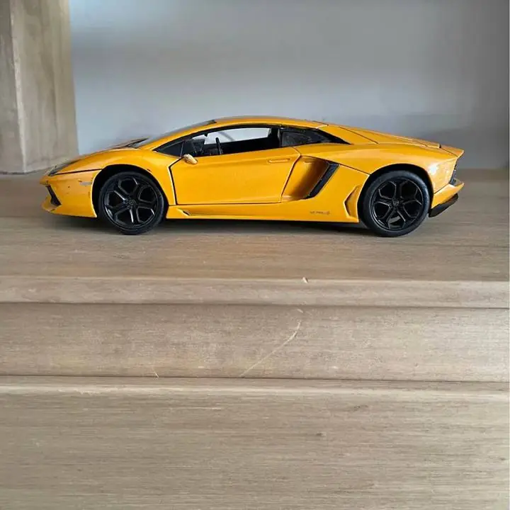 Lamborghini Aventador LP700-4 a escala