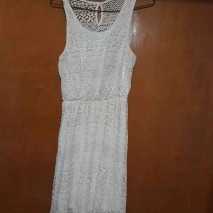 Vendo vestido de encage forrado blanco talle M/L