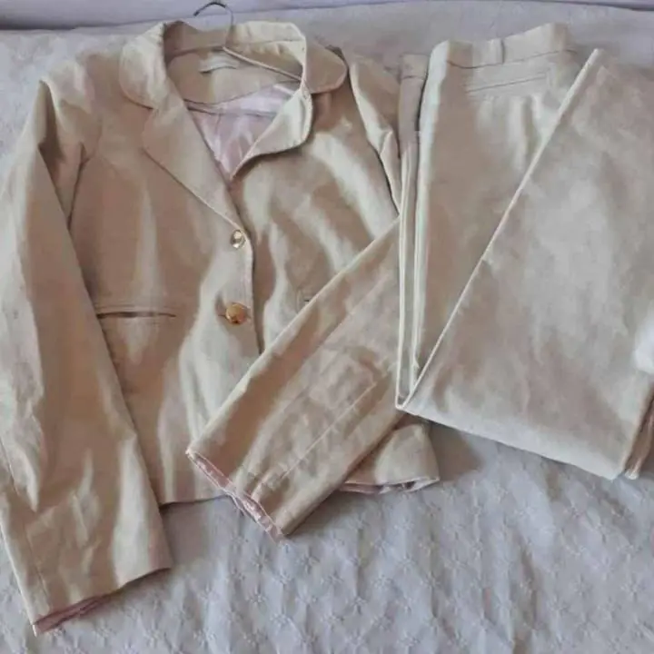 Liquido urgente traje de gabardina beige talle 40