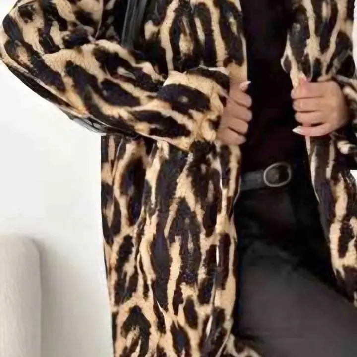 Hermoso tapado con bolsillos animal print talle L abrigado si esta publicado esta disponible