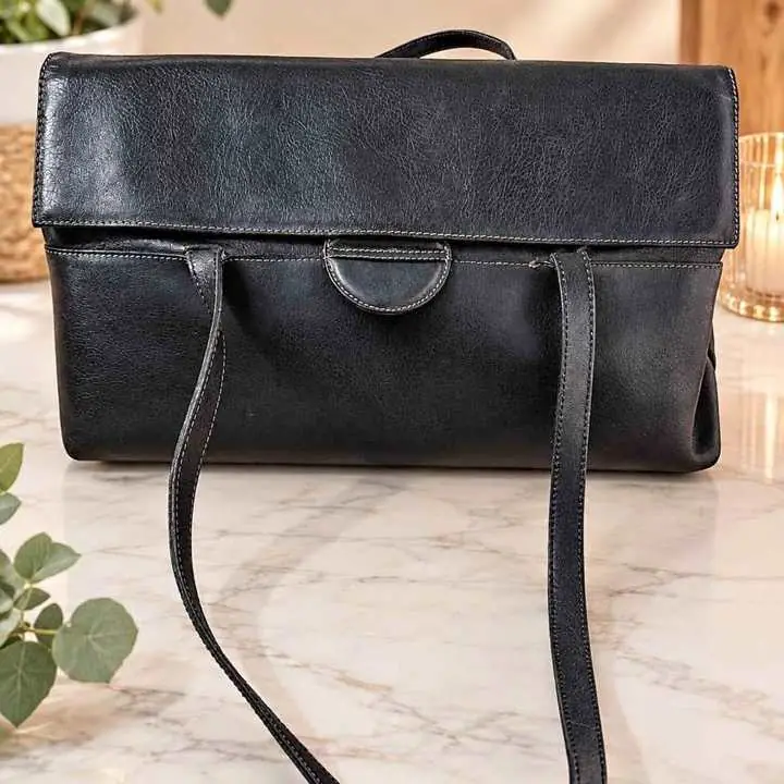 Hermosa cartera cuero prune negra