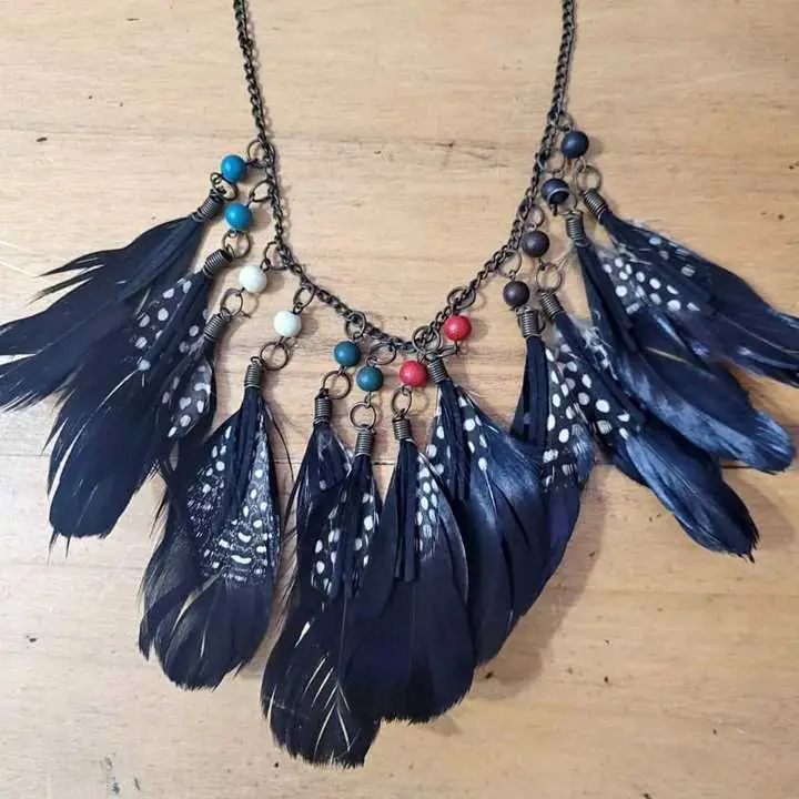 Collar de plumas artesanal