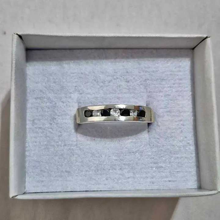 Anillo tipo cintillo plata y oro piedras zircones y negritas