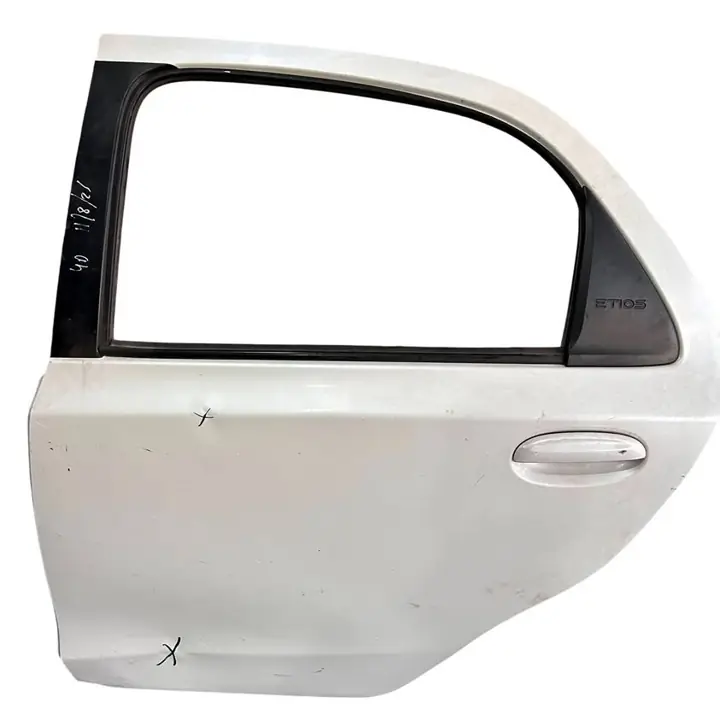 Puerta Trasera Izquierda Toyota Etios 4p blanca con detalle ID:215374