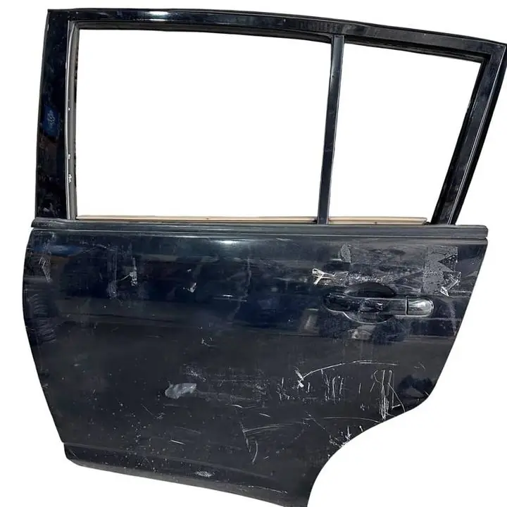 Puerta Trasera Izquierda Nissan Tiida negra muy buena ID:215759