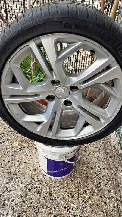 Vendo rueda con llanta Peugeot 208 urban tech llanta 17 P