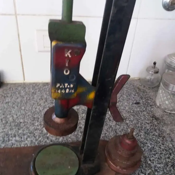 Máquina tapa frascos, botellas impecable vendo o cambio por algo