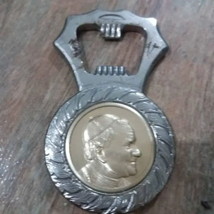 Antiguo destapador souvenir Papa Juan Pablo/ Roma