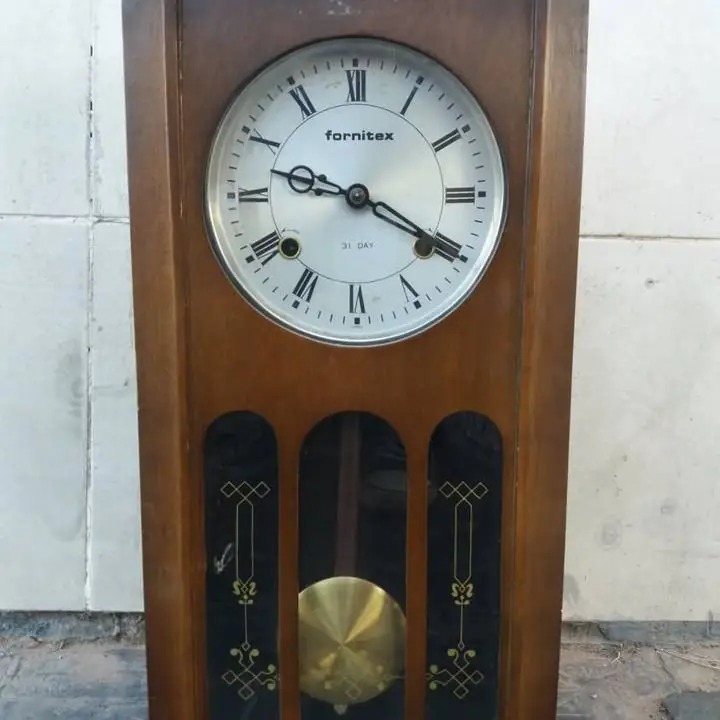Antiguo reloj pendulo de pared