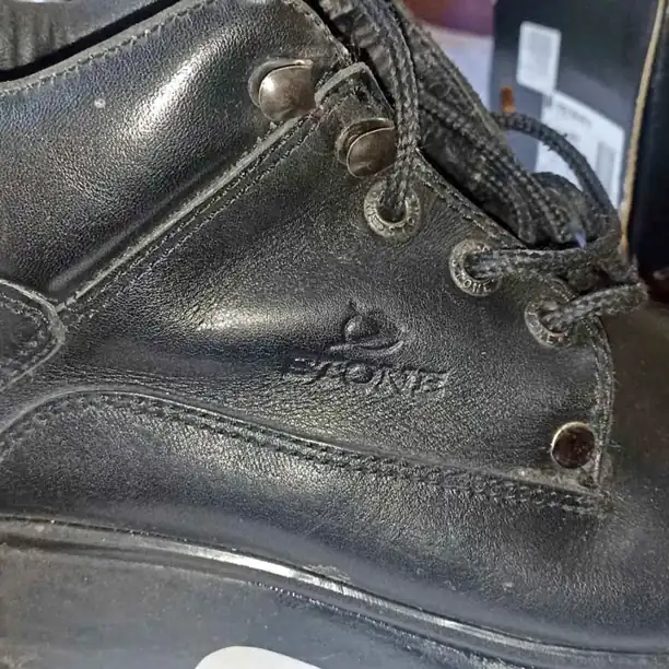 Borcegos de Cuero marca Stone talle 42/43