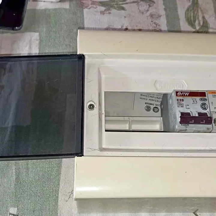 Tablero de térmicas de 20x19x8,5 con dos térmicas de C20 y C25