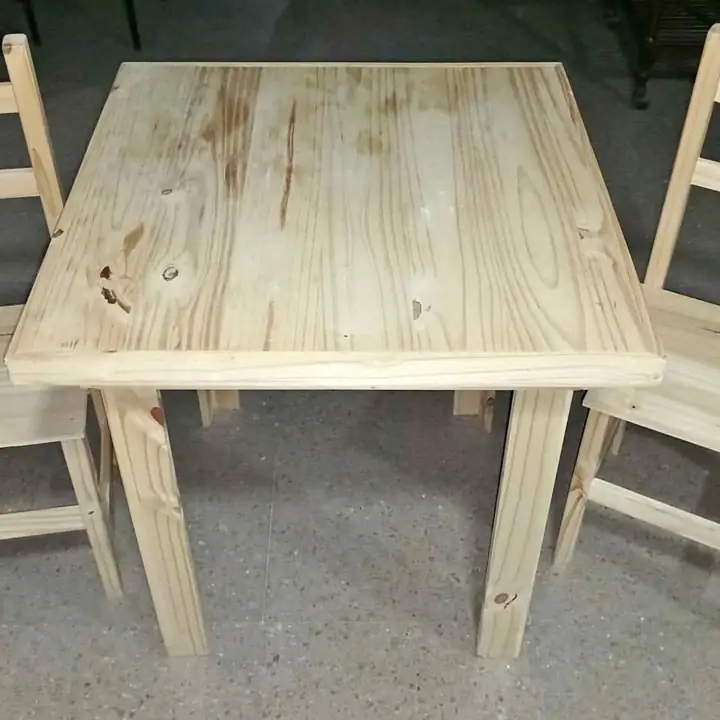 Juego de mesa y sillas de pino
