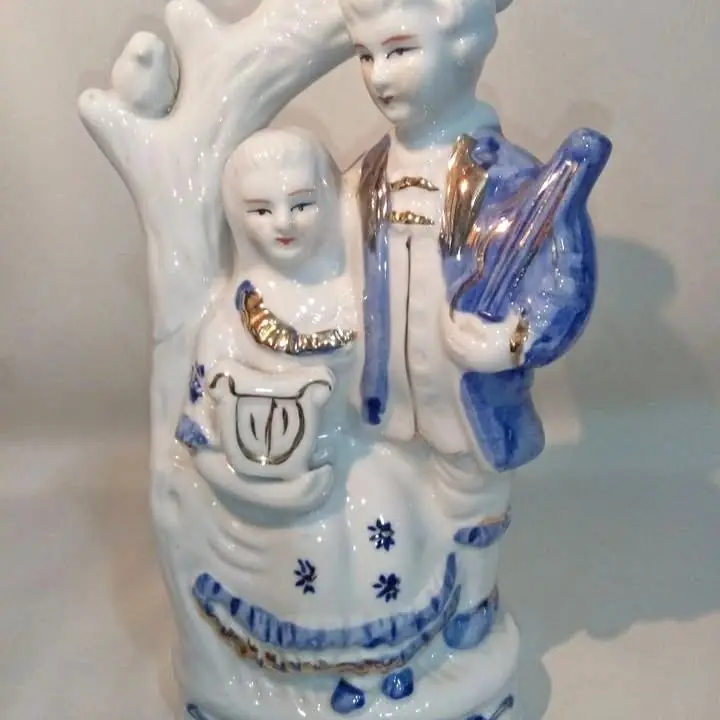 Dos prejas de musicos de ceramica esmaltada