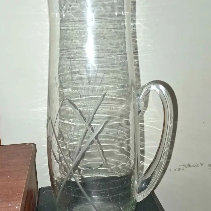 Jarra de vidrio con diseño bajo relieve