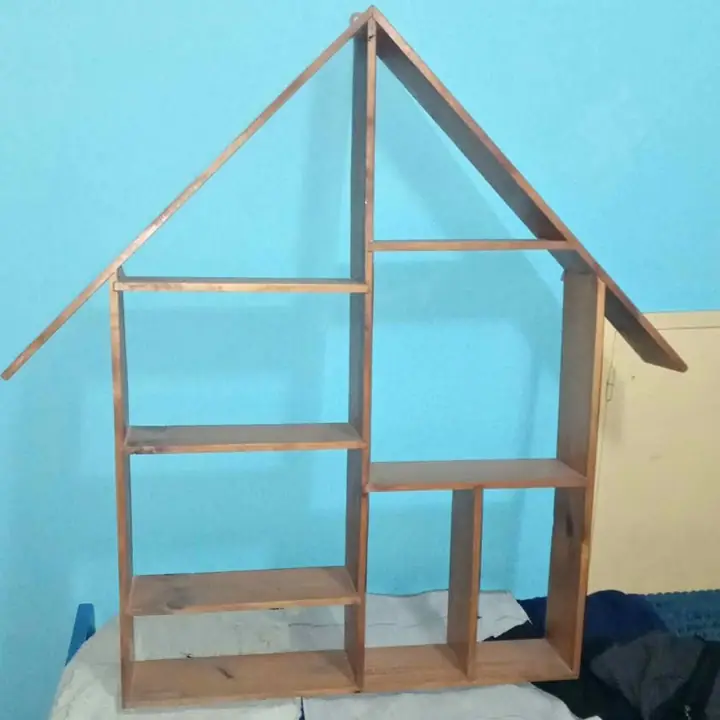 Repisa de madera en forma de casa