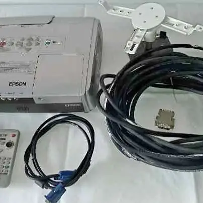 Proyector LCD Epson EMP-S4 con pantalla