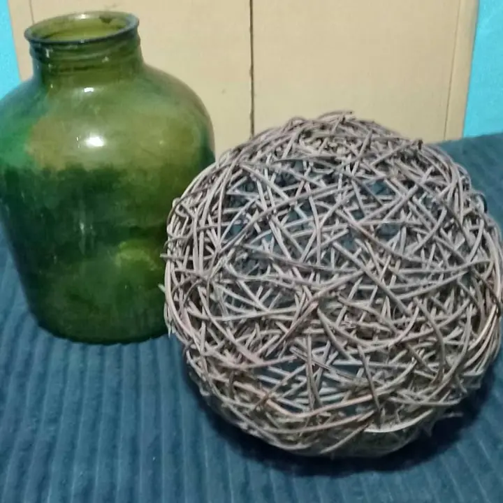 Lote de botellon y esfera de mimbre para artesanos