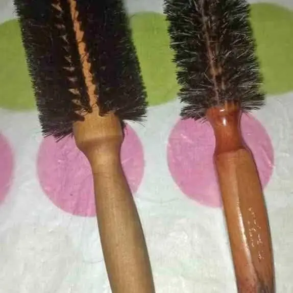 Dos cepillos con mango de madera