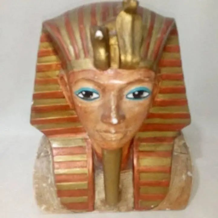 Busto de faraon en yeso pintado