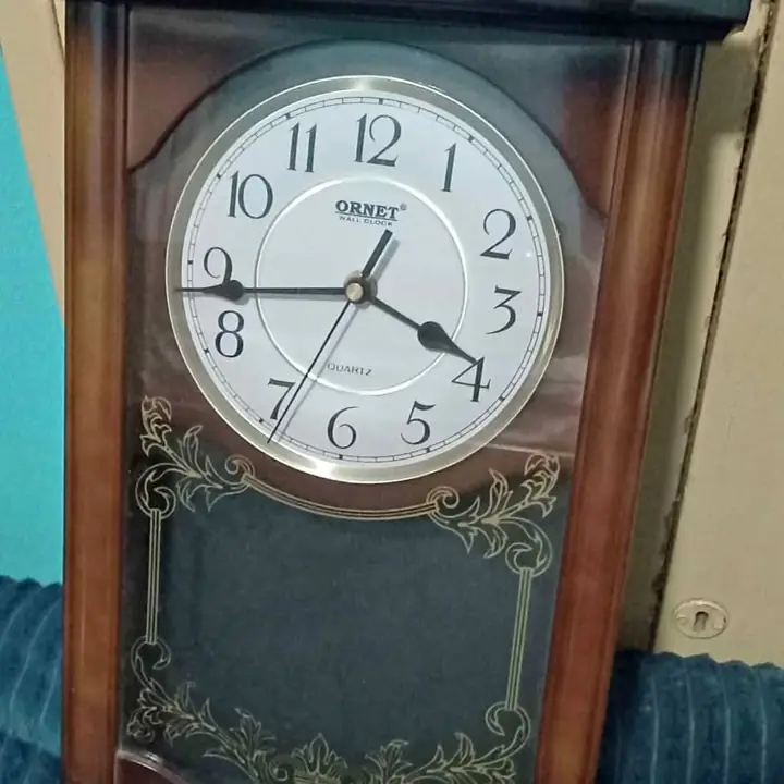 Dos relojes de pared estilo vintage