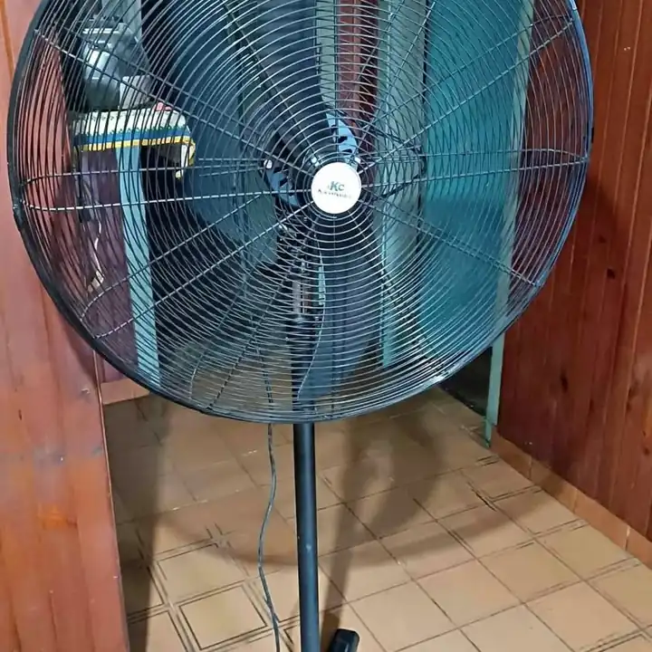 Ventilador industrial negro