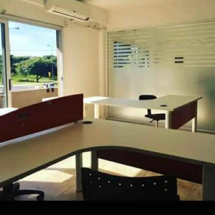 Galpon con oficinas Avenida Gral Paz y Diaz Velez Primer piso 300m2 baños y cocina L. del Mirador