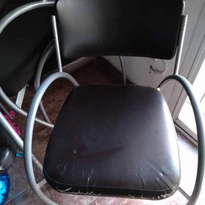 Vendo sillas con y sin apoyabrazos, sillones