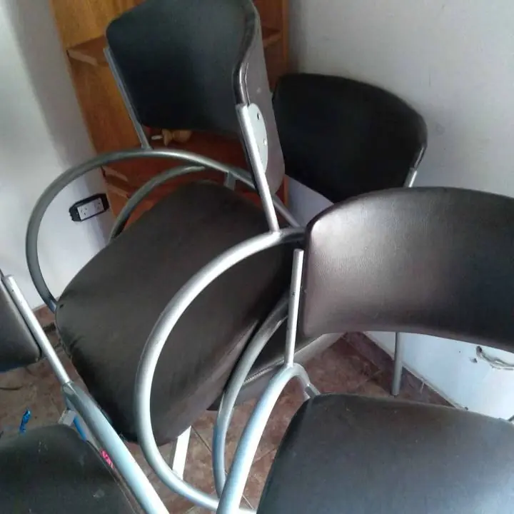 Sillas con apoyabrazos y mesa tv/arrime