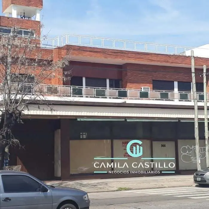 Lomas del Mirador sobre avenida Mosconi importante piso 6 ambientes, en alquiler