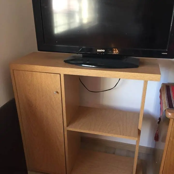 Excelente mesa tv con puerta para guardacosas