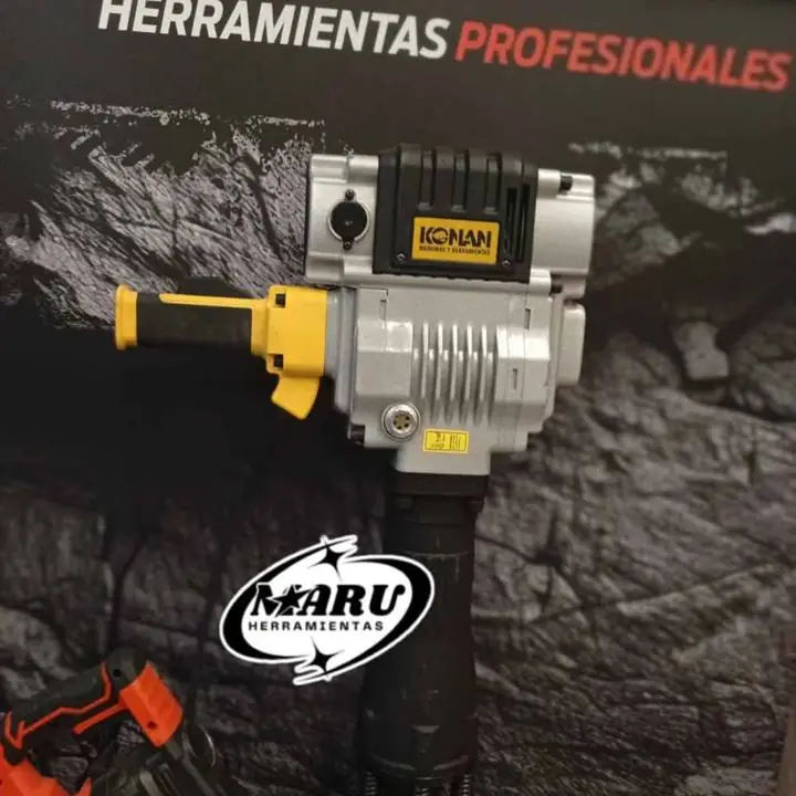 Martillo de demolicion hexagonal 2100wts 85j 30mm incluye cinceles y maletín /ruedas KONAN