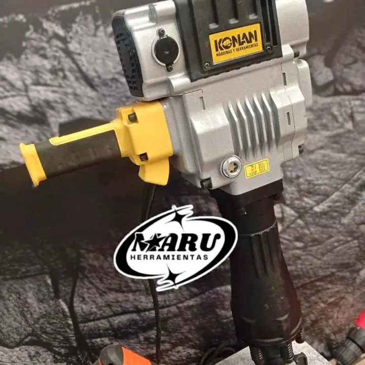 Martillo de demolicion 2100wta 85j 30mm incluye cinceles y maletín con ruedas KONAN