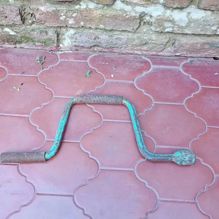 Manija saca bulon de rueda antigua