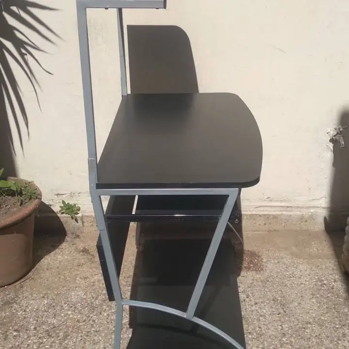 Escritorio juvenil en madera y acero,como nuevo.Impecable estado