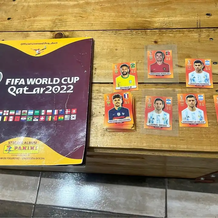 Álbum Qatar y 60 figuritas con Messi , cristiano y Neymar