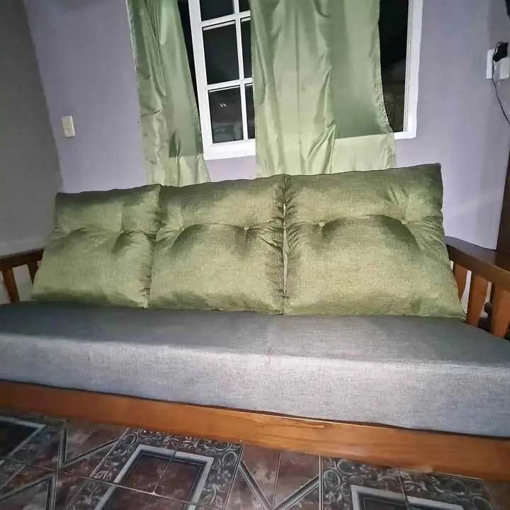 Almohadones para futon rellenos en copos de goma espuma o con base en placa de alta densidad