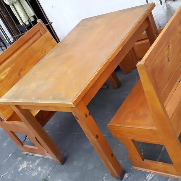 Mesa con bancos // tv 29