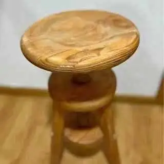 Taburete de madera giratorio de 3 patas importado