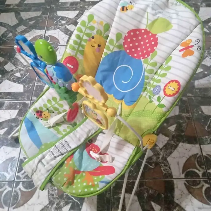 Silla mecedora y vibradora anticolicos