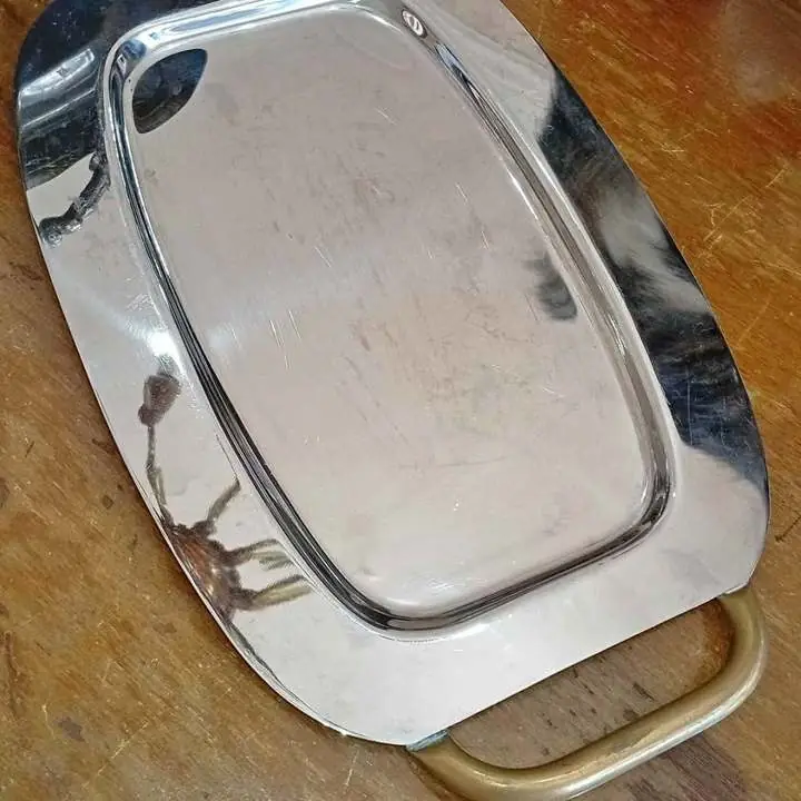 Bandeja rectangular con asas de bronce, acero inox