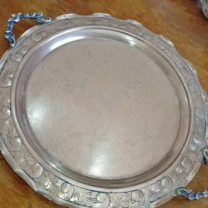 Bandeja redonda con asas, bañada en plata