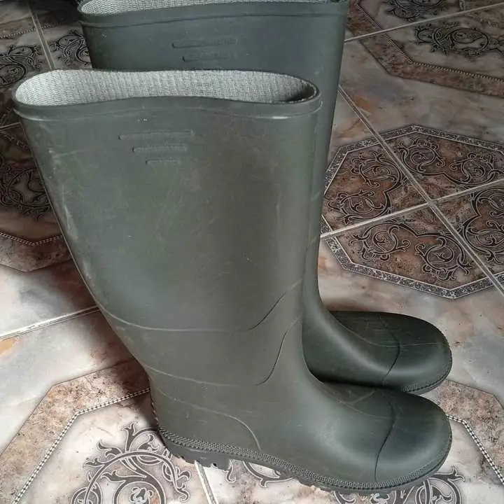 2 Pares de botas de goma, italianas, como nuevas . talle 44. 60 mil