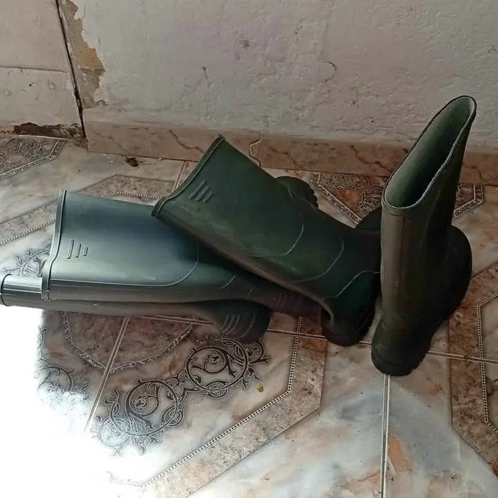 2 Pares de botas de goma, para lluvia T43. como nuevas. cada par 30 mil