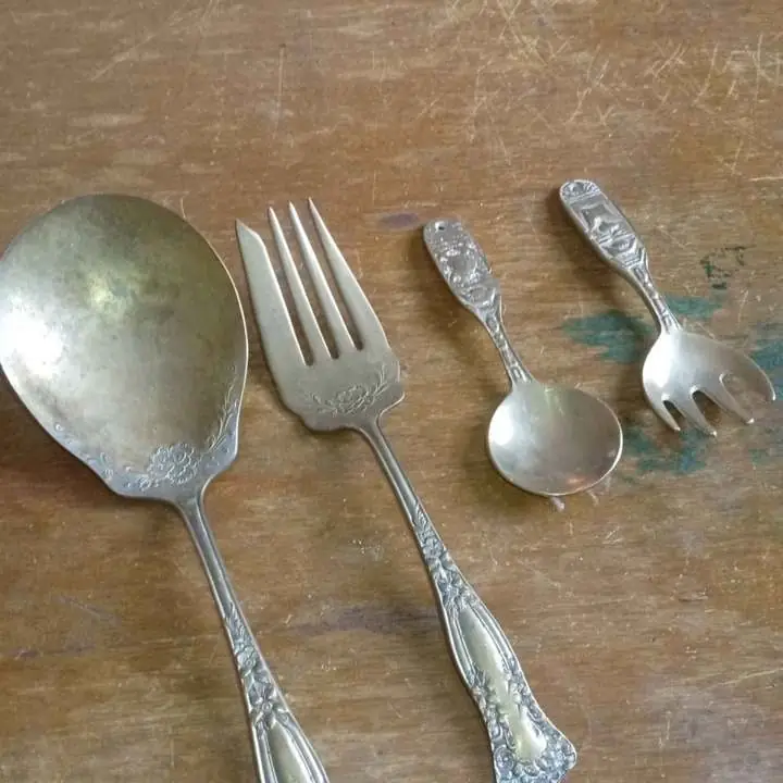Lote de cubiertos antiguos y anfora. bronce. 20 mil. whatsap Parque chacabuco
